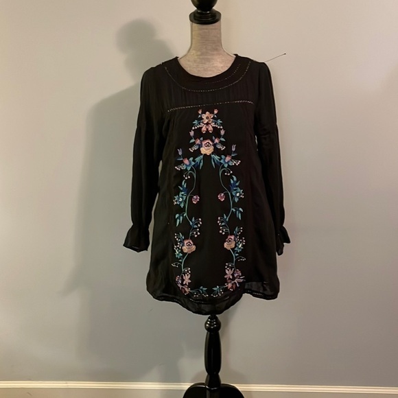 Umgee bohemian long sleeve tunic with embroidered details in front and back. - Picture 1 of 7